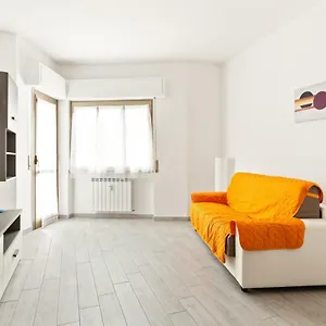Renewed Balcony Flat With Garden , Milano Italia
